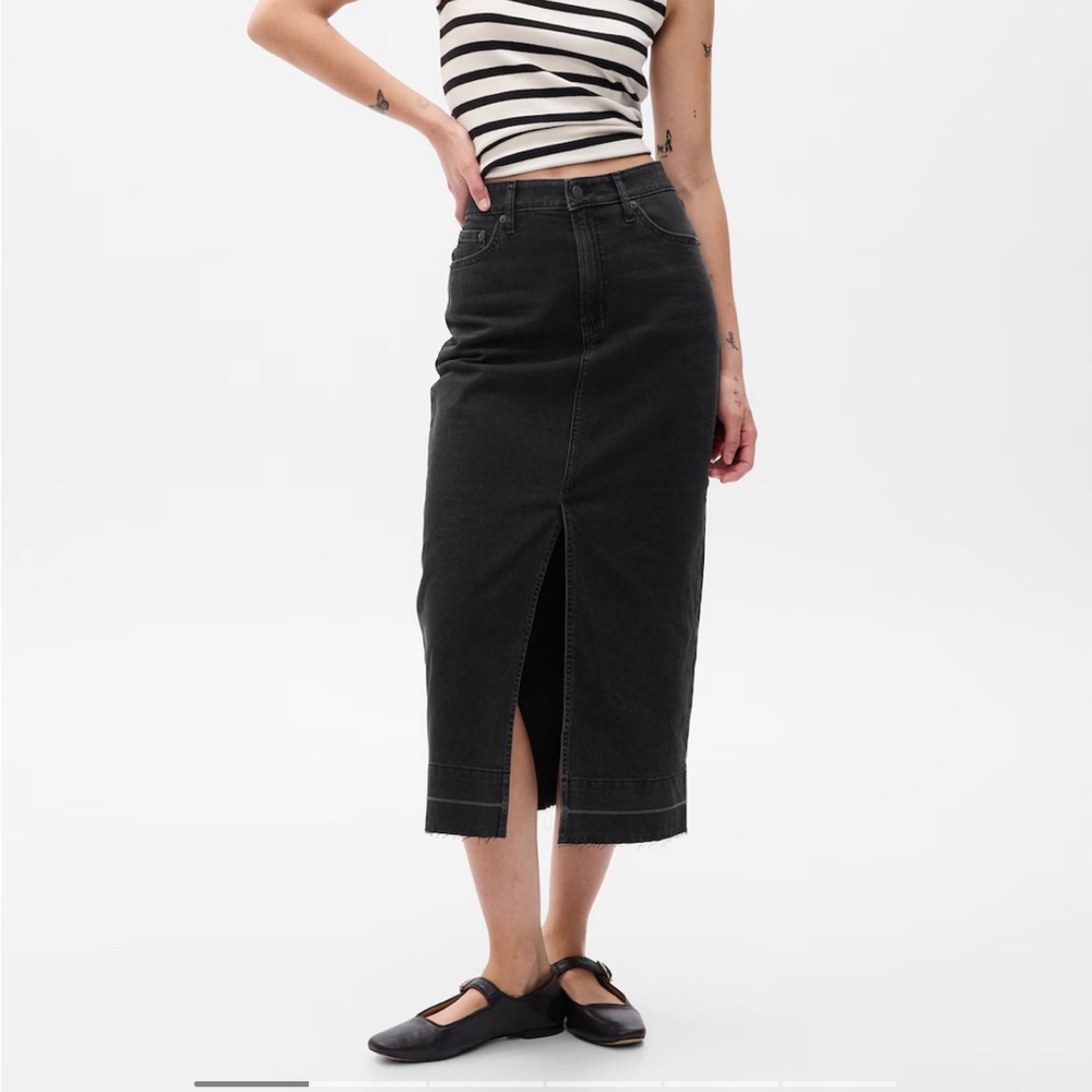 GAP NWT Denim Midi Skirt. Size 4/27. High waist skirt. Black denim wash.